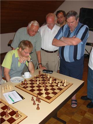 Schachprofis analyisieren stundenlang mit Ihren Vereinskollegen und Trainiern Partien und Eröffnungen.