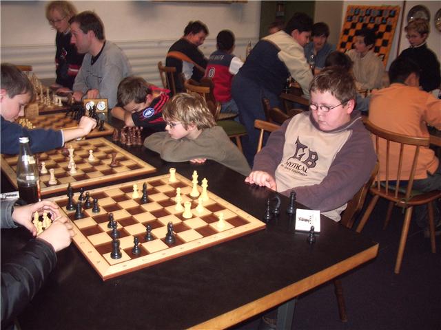 Schach spielen als Mannschaftssport schafft Zusammenhalt und bringt unterschiedlichste Kinder zusammen.