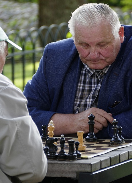 Schach spielen als Mannschaftssport schafft Zusammenhalt und bringt unterschiedlichste Menschen als Freunde zusammen.